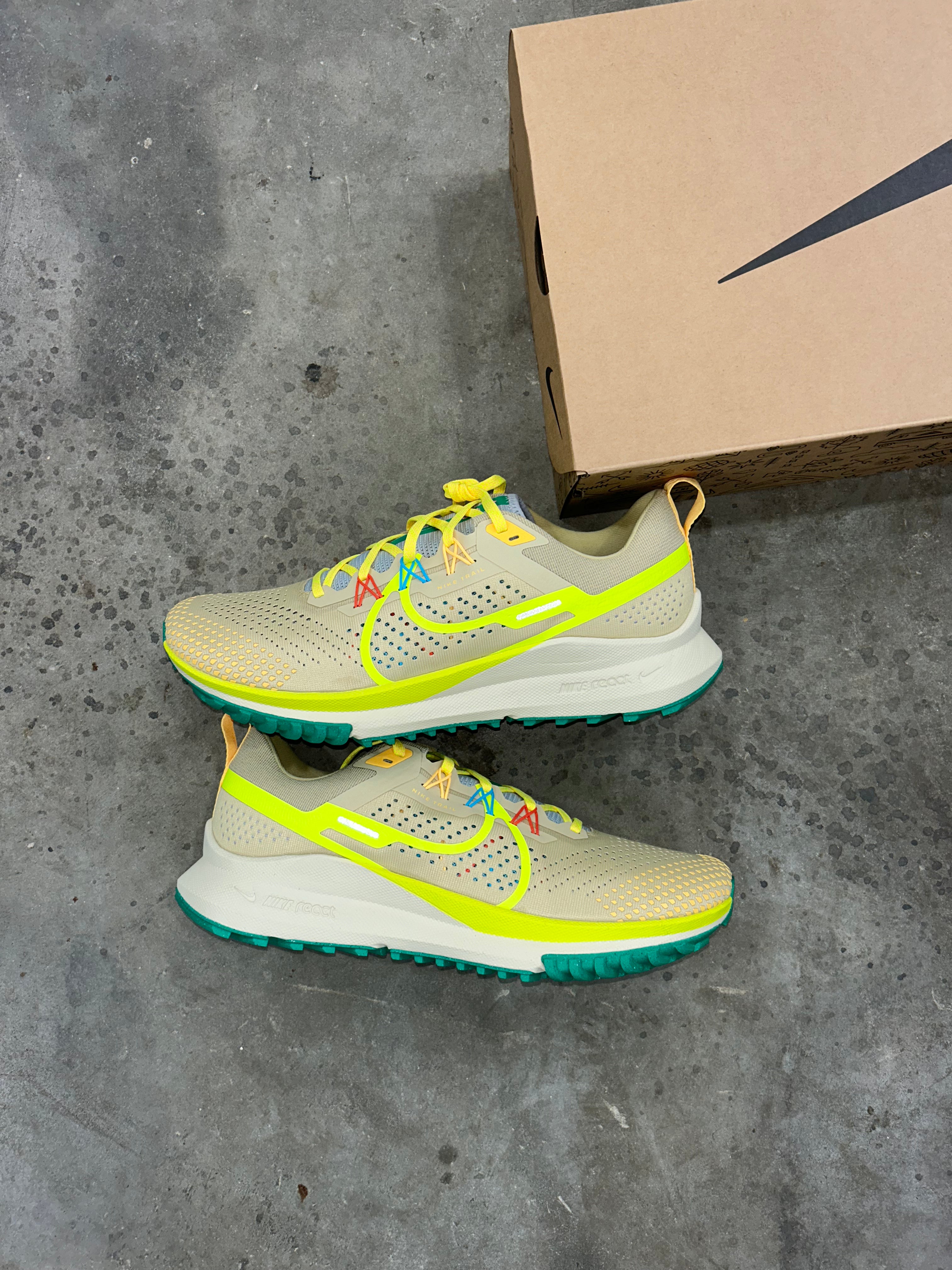 Nike Pegasus - Yellow / Volt