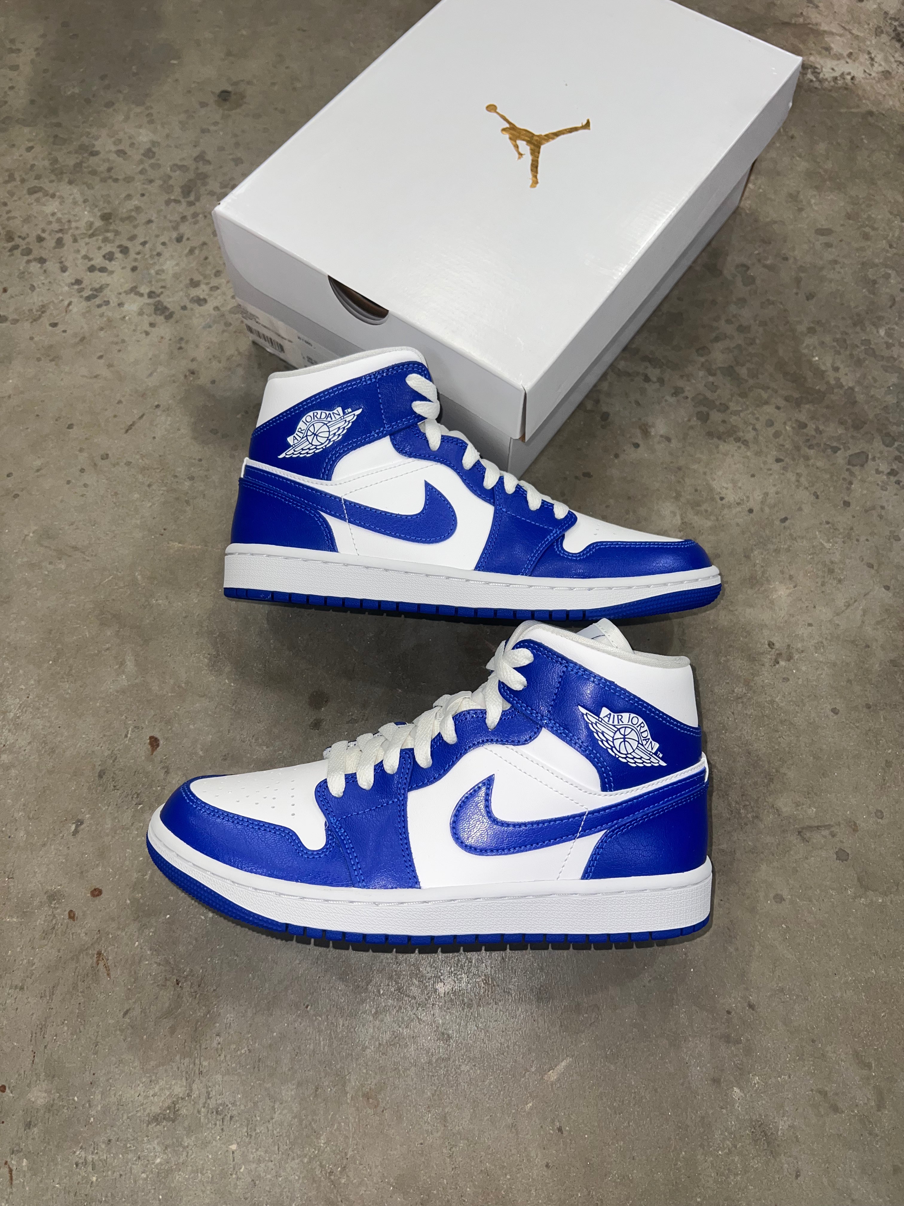 Nike air jordan blue and white hotsell